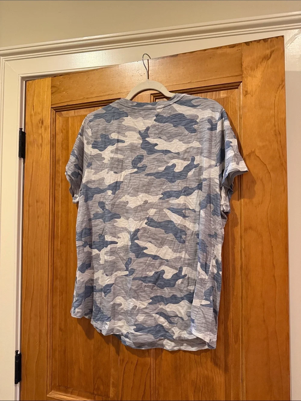 Old Navy Blue and White Camouflage V-Neck Short Sleeve Top - Picture 3 of 3